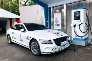 ilustrasi mobil listrik terbaru dengan stasiun pengisian cepat di latar belakang