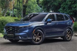SUV hybrid terbaru tampak dari samping dengan desain modern dan warna metalik
