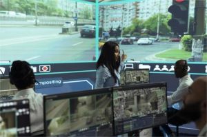 monitor layar menampilkan data lalu lintas dan peta rute dengan teknologi AI