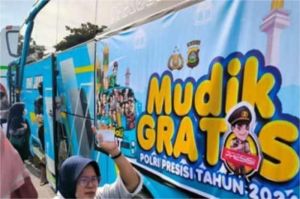 calon pemudik antre saat mendaftar program mudik gratis 2025 di terminal utama