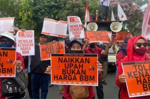 demo buruh menuntut revisi upah minimum 2025 yang belum sesuai kebutuhan hidup
