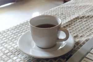 alat seduh kopi manual di meja dapur dengan suasana cozy dan hangat