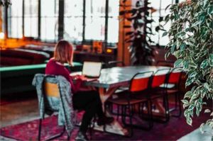 pemandangan kota Tbilisi Georgia dengan digital nomad bekerja di kafe terbuka