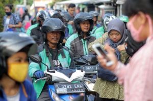 ketergantungan masyarakat Indonesia pada transportasi online