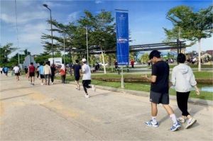 keluarga melakukan aktivitas jogging di taman kota