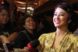 Dewi Perssik berbicara serius di talk show tentang praktik paranormal di dunia selebriti