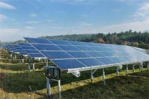 panel surya di ladang energi terbarukan dengan latar langit cerah
