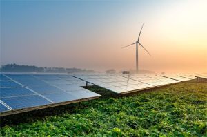 panel surya di ladang energi terbarukan dengan latar belakang langit cerah