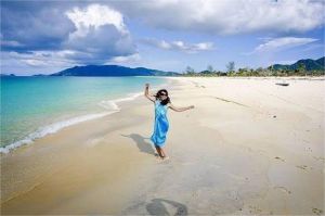 pantai pasir putih dan laut jernih di Kepulauan Natuna dengan langit cerah