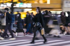 pemuda Jepang berjalan di kota Tokyo