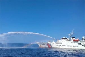 kapal patroli di Laut China Selatan dengan latar belakang peta wilayah sengketa