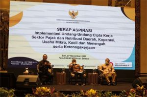 Pelaku UMKM mendiskusikan kebijakan pajak di kantor koperasi