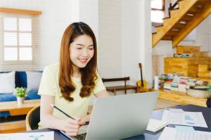 seorang pemilik usaha kecil sedang mengelola toko online menggunakan laptop