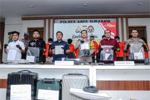 Penggerebekan sindikat penipuan online oleh polisi dengan barang bukti