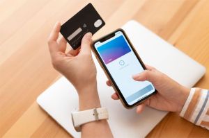 Pengguna layanan bank digital melakukan transaksi lewat smartphone