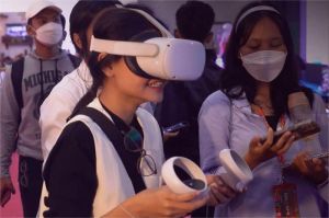 pengguna mengenakan headset VR dengan avatar digital di ruang virtual