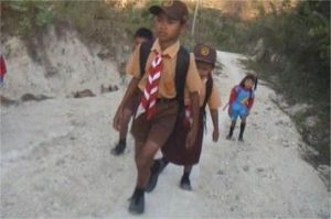 anak-anak di daerah terpencil berjuang untuk tetap sekolah