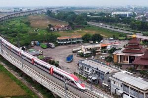 kereta cepat jakarta bandung kontras dengan kondisi jalan rusak di daerah
