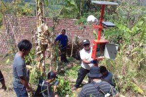 petugas BNPB siaga di lokasi banjir sambil memasang tanda rawan longsor