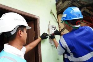 petugas PLN membantu warga dalam proses subsidi listrik di kantor pelayanan