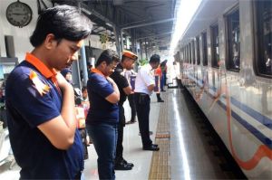 ilustrasi petugas PT KAI di stasiun melayani penumpang