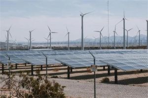 panel surya dan turbin angin di ladang energi terbarukan India