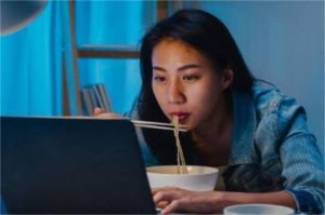 ilustrasi wanita Pola Makan Tidak Teratur