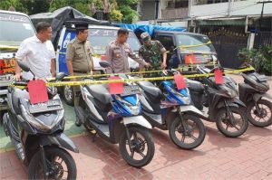 ilustrasi polisi mengamankan motor hasil curian dalam operasi sindikat pencurian