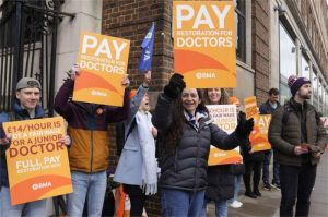 aksi mogok dokter di Inggris dengan membawa spanduk protes di depan parlemen London