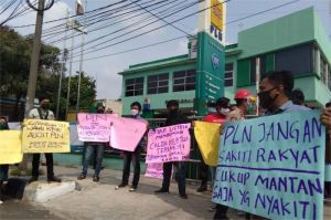 protes masyarakat atas wacana kenaikan tarif listrik rumah tangga tahun 2025