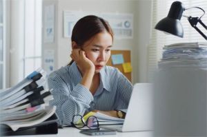 pekerja menghadapi stres dan burnout di lingkungan kerja yang tidak sehat