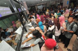masyarakat mengantri panjang di kantor pelayanan publik karena sistem lambat