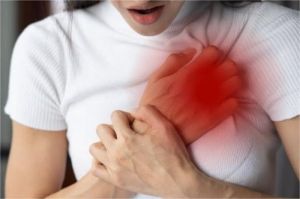 remaja perempuan memegangi dada dengan wajah cemas di kamar tidur