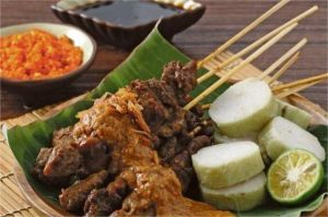 ilustrasi sate madura dengan bumbu kacang kental dan potongan lontong