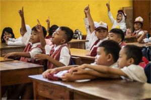 ilustrasi murid sekolah dasar di Indonesia sedang belajar di kelas