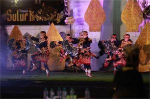 pertunjukan seni tradisional dengan penonton muda di sebuah festival budaya