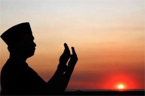 seseorang berdoa di masjid saat senja, dengan cahaya lembut memancar