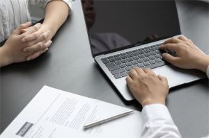 tim kerja startup teknologi sedang berdiskusi di ruang kantor modern