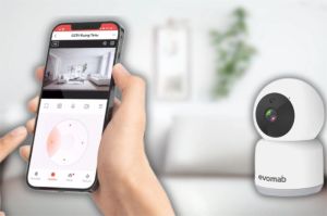 perangkat smart home seperti kamera dan speaker dengan simbol gembok terbuka