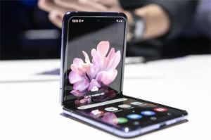 smartphone dengan layar OLED fleksibel yang sedang dilipat