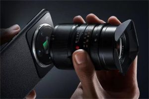 smartphone Xiaomi dengan kamera 3D holografik dan tampilan visual tiga dimensi