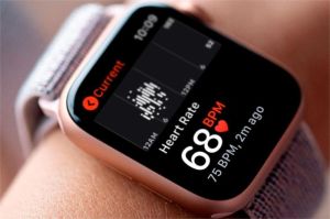 smartwatch kesehatan dengan tampilan detak jantung dan kadar oksigen