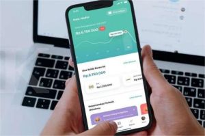 ilustrasi aplikasi keuangan AI di smartphone dengan grafik tabungan dan pengingat keuangan