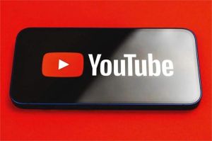 tampilan fitur komentar suara YouTube dengan ikon mikrofon di kolom komentar