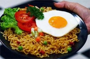 ilustrasi semangkuk mie instan dengan telur di atas meja makan