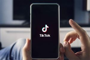 ilustrasi fitur AI TikTok Storyteller dengan tampilan skrip otomatis