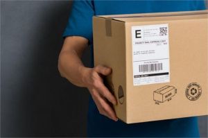 ilustrasi paket ekspedisi menumpuk di gerai pengiriman dengan label tarif baru