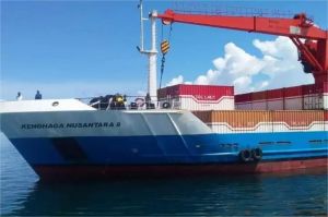 kapal tol laut bersandar di pelabuhan wilayah timur Indonesia dengan peti kemas