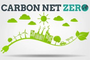 pembangkit listrik tenaga surya dan cerobong asap pabrik batubara sebagai simbol transisi energi
