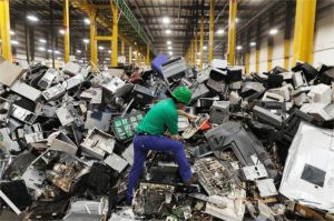 tumpukan limbah elektronik di pusat daur ulang